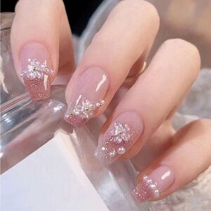 ✨3D Stunning Floral & Pearl Nails NWT✨